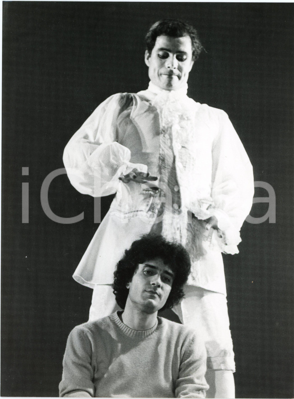 1970 ca ITALIA TEATRO Coppia di attori - Foto di scena 24x18 cm (6)  Fotografia originale. GOOD/buono  Formato: 18x24 cm originale e autentica 1