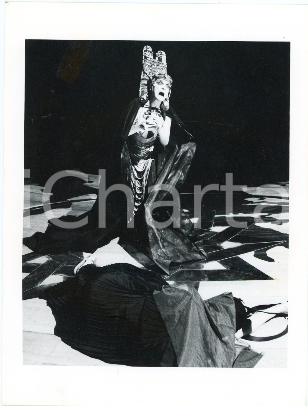 1982 TEATRO STABILE TORINO "Antonio e Cleopatra" - Anna Maria GUARNIERI *Foto  Fotografia originale, con didascalia al verso. POOR/danneggiato difetti di stampa; piccolo residuo di colla e ondulatura al lato destro Formato: 18x24 cm originale e autentica 1