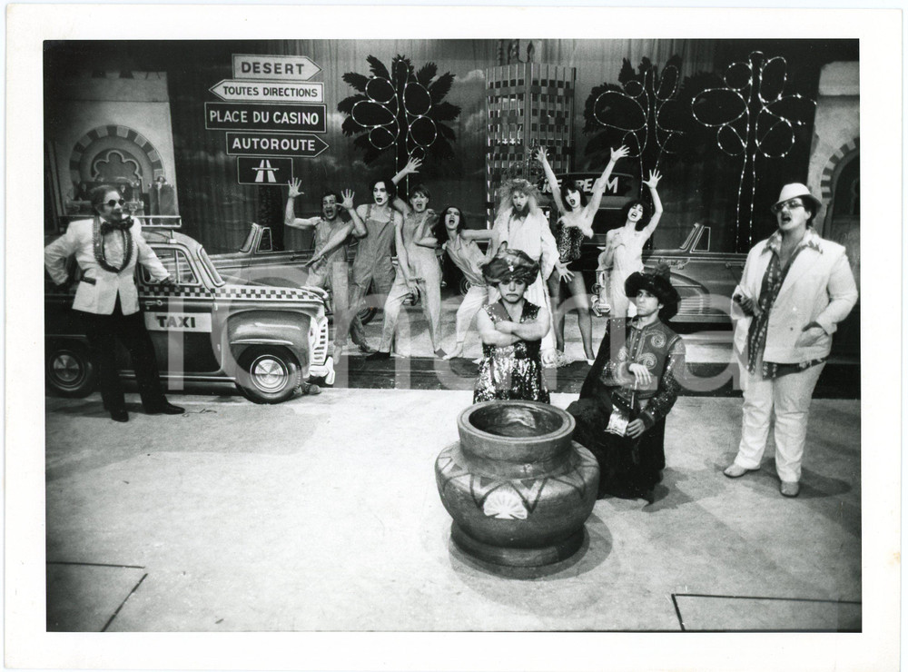 1980 ca FRANCE - THEATRE - COMEDIE - Scène avec génie - Photo  Fotografia originale di agenzia, con timbro al verso. GOOD/buono ma residui cartacei al verso Formato: 24x18 cm originale e autentica 1