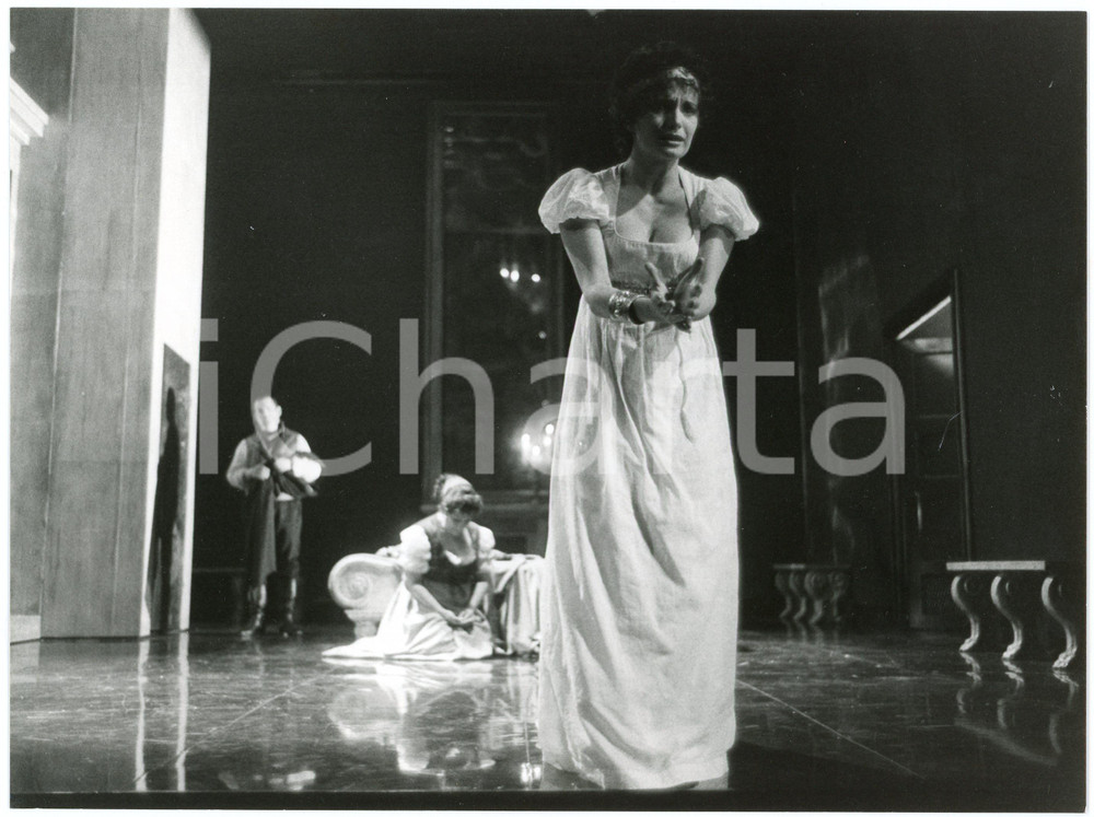 1982 TEATRO DI GENOVA "Anfitrione" - Regia Walter PAGLIARO *Foto di scena  Fotografia originale, con didascalia al verso.Sono presenti in scena: Eros Pagni, Anita Laurenzi e Micaela Esedra. GOOD/buono  Formato: 24x18 cm originale e autentica 1