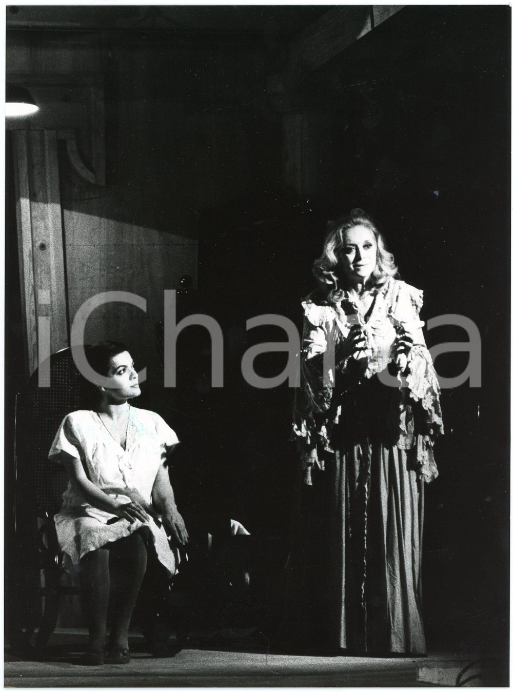 1982 MILANO TEATRO CARCANO "Le cure dell'amore" Regia F. BALESTRA (2) Foto  Fotografia originale, con didascalia al verso.Sono presenti in scena Franca Nuti e Barbara Salvati. GOOD/buono minimi difetti di stampa Formato: 18x24 cm originale e autentica 1