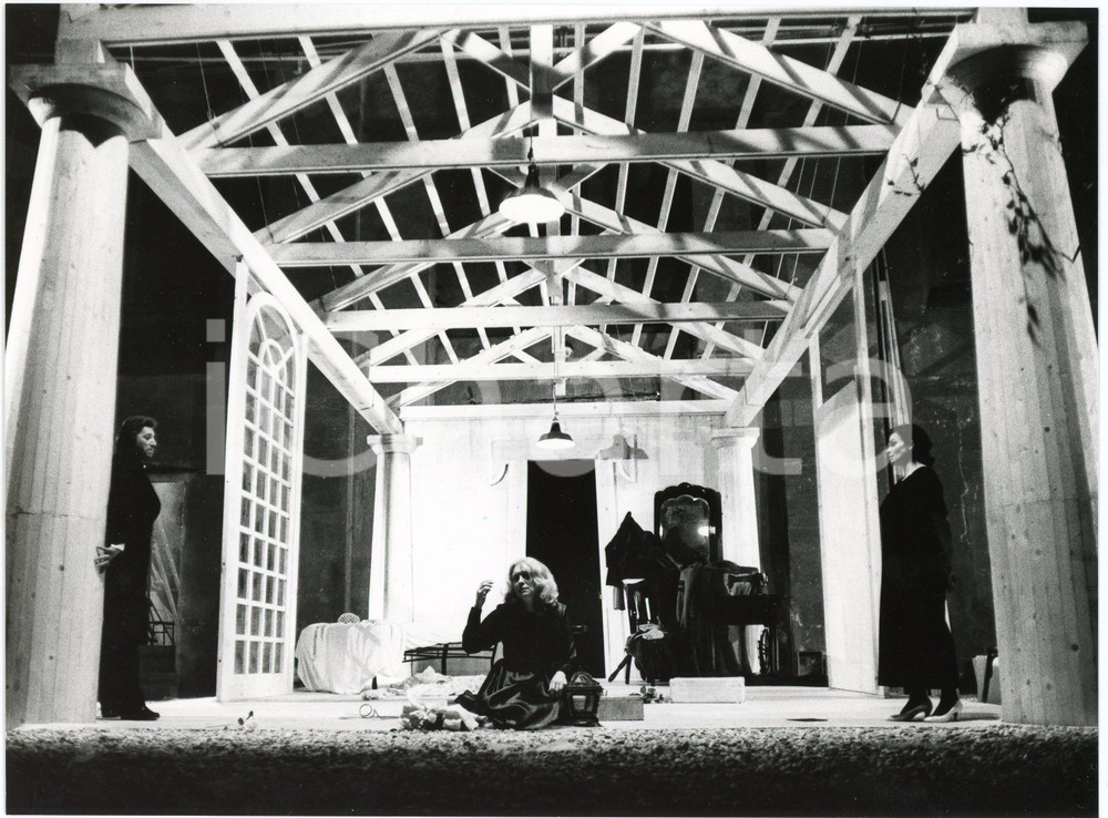 1982 MILANO TEATRO CARCANO "Le cure dell'amore" Regia F. BALESTRA - Foto  Fotografia originale, con didascalia al verso.Sono presenti in scena: Gianni Oliveri, Franca Nuti e Barbara Salvati. GOOD/buono minima macchia centrale Formato: 24x18 cm originale e autentica 1