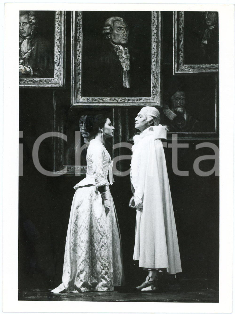 1982 TEATRO ELISEO "I Masnadieri" Monica GUERRITORE Umberto ORSINI - Foto  Fotografia originale, con didascalia al verso, relativa allo spettacolo con regia di Gabriele Lavia. GOOD/buono ma piccola piegatura al lato destro Formato: 18x24 cm originale e autentica 1