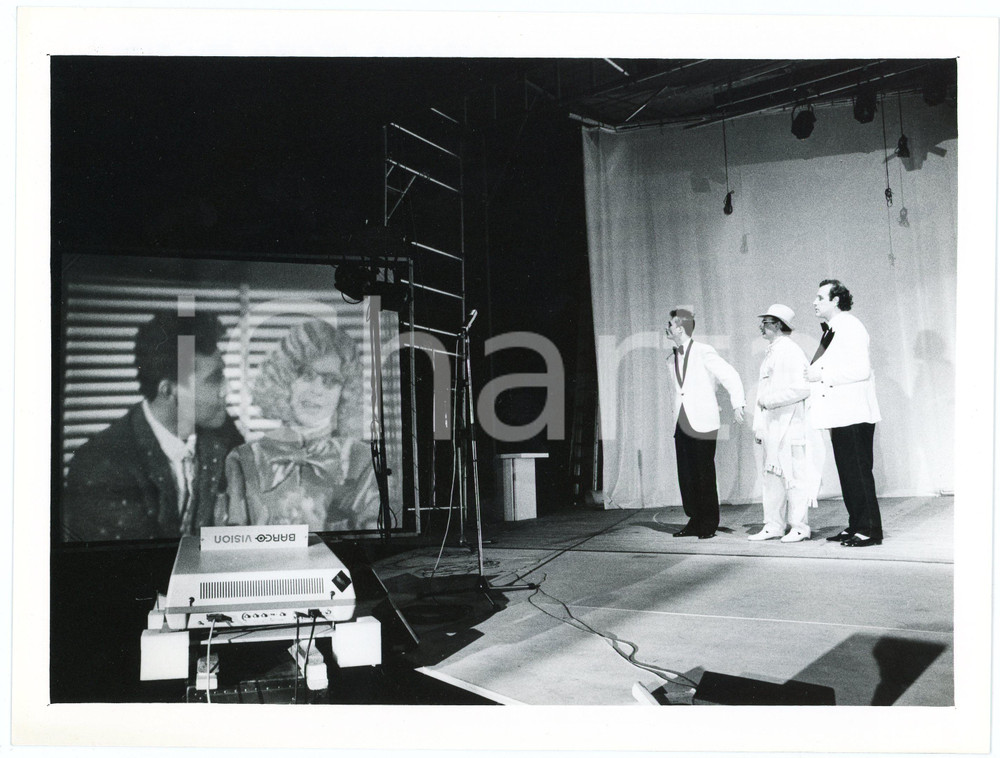 1982 Compagnia TEATRO DELL'ELFO "Hellzapoppin" Regia Gabriele SALVATORES  Fotografia originale, con didascalia al verso. GOOD/buono  Formato: 24x18 cm originale e autentica 1