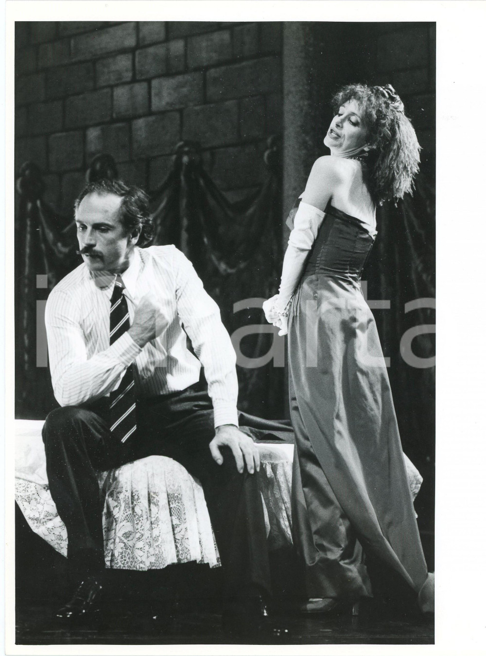 1982 TEATRO "Gli amanti dei miei amanti ..." Pino COLIZZI Adriana ASTI *Foto  Fotografia originale, con didascalia al verso, che ritrae una scena dello spettacolo "Gli amanti dei miei amanti sono miei amanti" di Giuseppe Patroni Griffi. GOOD/buono  Formato: 18x24 cm originale e autentica 1