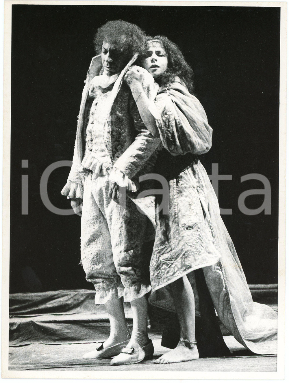 1983 TEATRO DELL'AQUILA "La Fiaccola sotto il Moggio" Tino SCHIRINZI Marilù TOLO  Fotografia originale, con didascalia al verso, relativa allo spettacolo con regia di Giancarlo Cobelli. FAIR/discreto piccole piegature al lato destro Formato: 24x18 cm originale e autentica 1