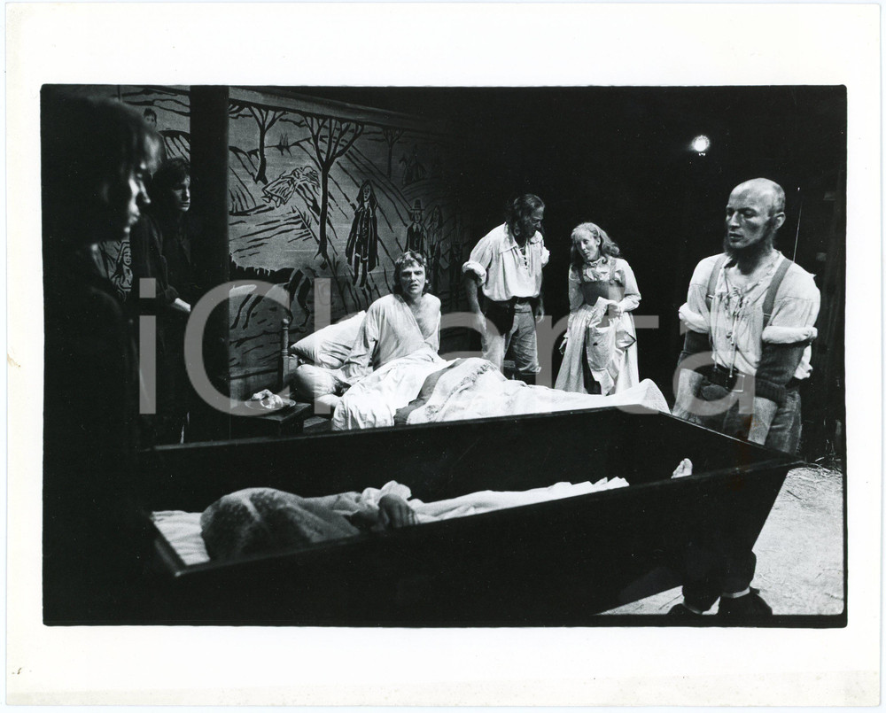 1981 TEATRO ROYAL SHAKESPEARE COMPANY "Witch of Edmonton" - Foto di scena  Fotografia originale, con didascalia al verso.Sono presenti in scena:  Gerard Murphy, Juliet Stevenson e Harriet Walter. GOOD/buono  Formato: 25x20 cm originale e autentica 1
