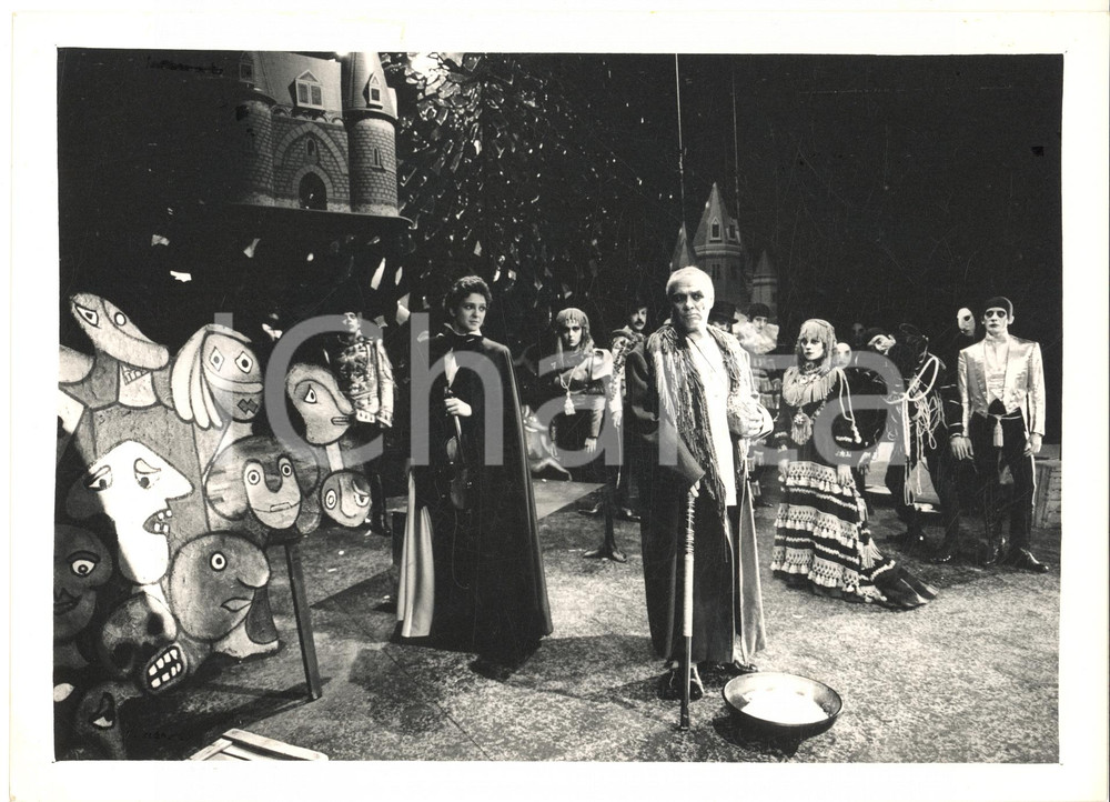 1980 TEATRO DI GENOVA "Re Nicolò" - Elisabetta POZZI Giorgio ALBERTAZZI - Foto  Fotografia originale, con didascalia al verso. FAIR/discreto lievi residui di colla e lieve piegatura Formato: 24x18 cm originale e autentica 1