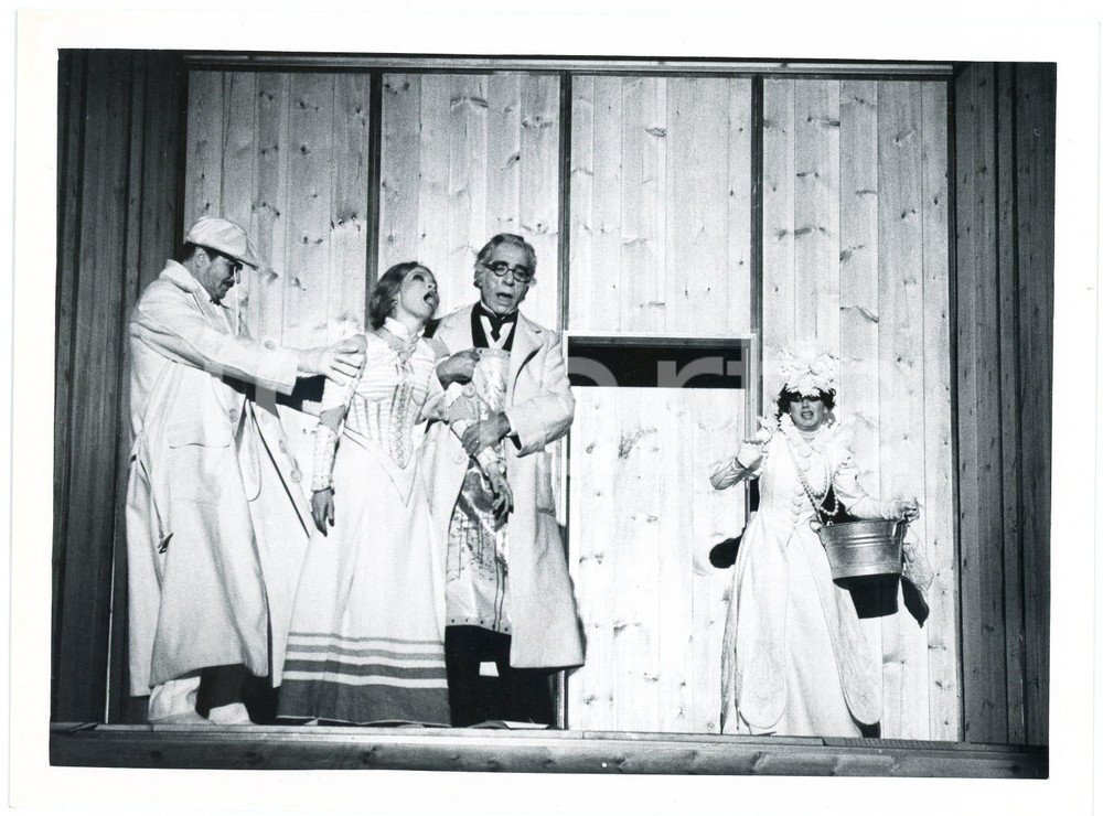 1981 TEATRO STABILE TORINO "Musik" - Gabriele FERZETTI Anna Maria GUARNIERI Foto  Fotografia originale, con didascalia al verso.Sono in scena: Gabriele Ferzetti, Anna Maria Guarnieri, Alberto Sorrentino e Loredana Martinez. GOOD/buono  Formato: 24x18 cm originale e autentica 1