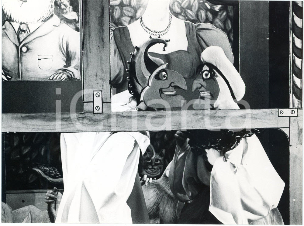 1980 TEATRO IL GRUPPO DELLA ROCCA "L'azzurro non si misura con la mente" - Foto  Fotografia originale, con didascalia al verso. FAIR/discreto lieve piegatura verticale Formato: 24x18 cm originale e autentica 1