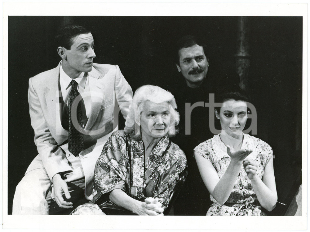 1983 TEATRO Comunità Teatrale Italiana "Zoo di vetro" regia G. SEPE - Foto  Fotografia originale, con didascalia al verso.Sono presenti in scena: Pino Tufillaro, Olga Villi, Luigi Diberti e Daniela Giordano. GOOD/buono piccoli difetti di stampa Formato: 24x18 cm originale e autentica 1