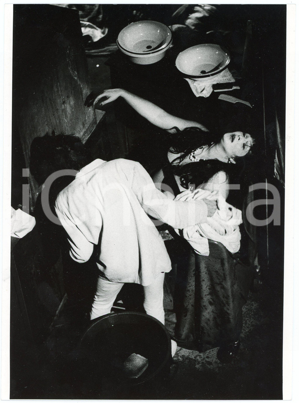 1980 ca TEATRO "Una visita" - regia Philippe ADRIEN - Foto di scena  Fotografia originale, con didascalia al verso. POOR/danneggiato piegature al lato superiore Formato: 16x22 cm originale e autentica 1