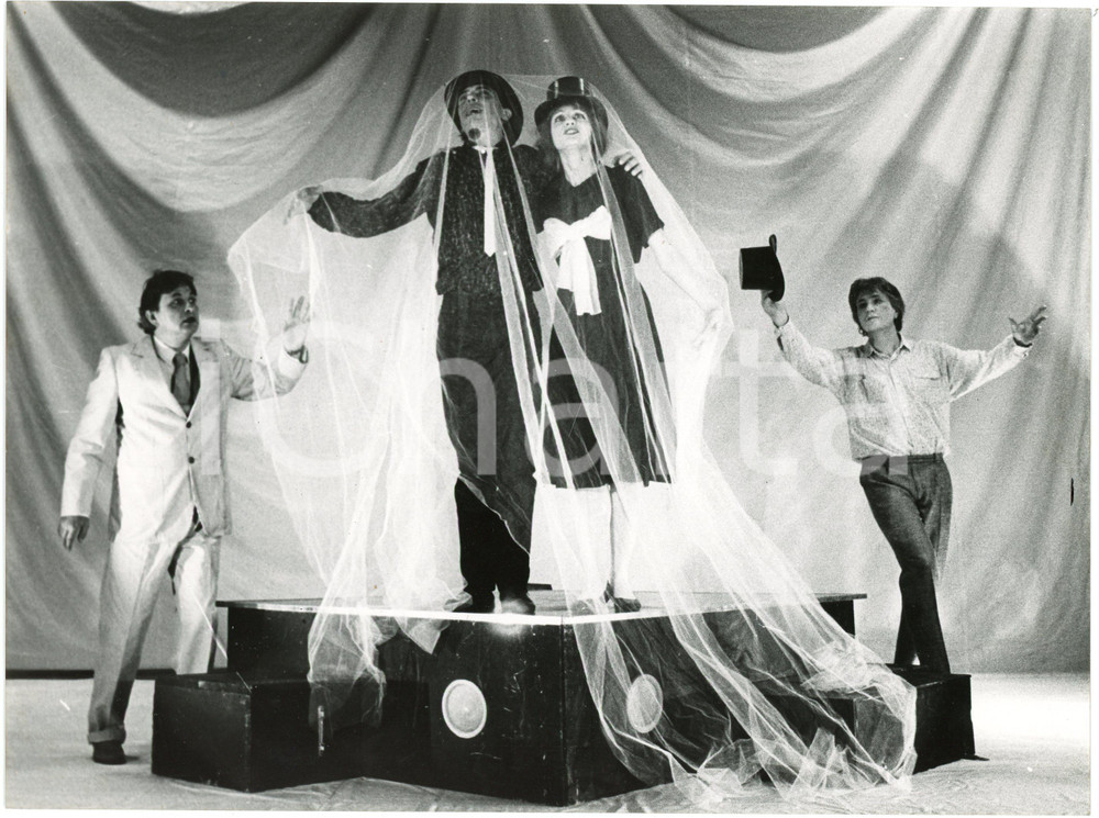 1985 THEATRE DES CARMES "Tout Hugo d'un seul coup" regia André Benedetto - Foto  Fotografia originale, con didascalia al verso. GOOD/buono ma difetti di stampa Formato: 24x18 cm originale e autentica 1