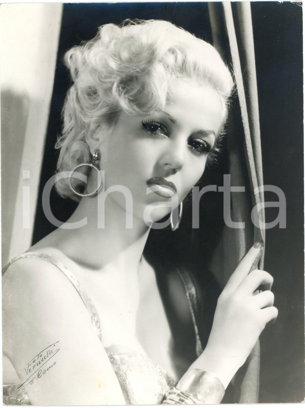 1958 CINEMA Rosalina NERI nel film " Vivendo, cantando che male ti fo?" Foto  Fotografia originale, con didascalia al verso. FAIR/discreto lievi piegature al lato sinistro e minima macchia Formato: 16x24 cm originale e autentica 1