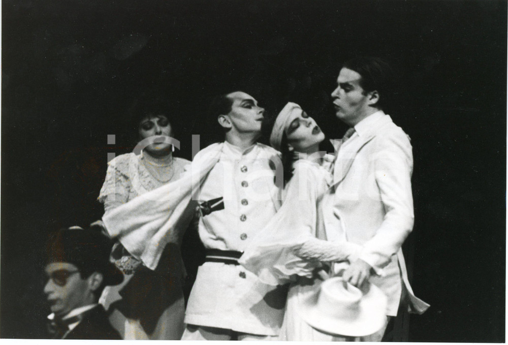 1980 ca TEATRO "Rêves " - Regia Philippe ADRIEN - Foto di scena 24x18 cm  Fotografia originale, con didascalia al verso. GOOD/buono  Formato: 24x16 cm originale e autentica 1