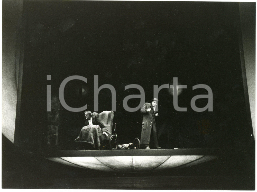 1981 ATER Emilia-Romagna TEATRO "Finale di partita" - regia PAGLIARO *Foto  Fotografia originale, con didascalia al verso.Sono presenti in scena: Gianni Santuccio e Giancarlo Dettori. GOOD/buono  Formato: 24x18 cm originale e autentica 1