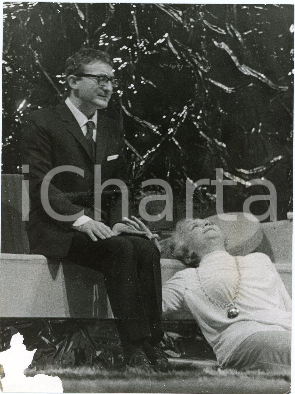 1966 TEATRO TORINO "Il mondo è quello che è" Franco PARENTI Karola ZOPEGNI  Fotografia originale, con didascalia al verso. VERY POOR/gravemente danneggiato evidente abrasione all'angolo inferiore sinistro Formato: 18x24 cm originale e autentica 1