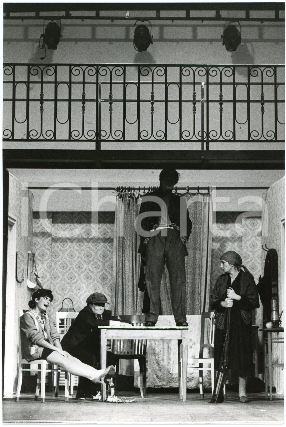 1981 MILANO TEATRO GEROLAMO "Alcune domande di matrimonio" - Foto di scena  Fotografia originale, con didascalia al verso, che mostra lo spettacolo di Vasilij Suksin, regia di Umberto Simonetta. GOOD/buono  Formato: 16x24 cm originale e autentica 1