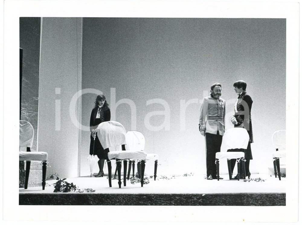 1980 MILANO TEATRO FRANCO PARENTI "L'imperatore d'America" - Foto di scena  Fotografia originale, con didascalia al verso.Sono presenti in scena: Angelica Ippolito, Franco Parenti e Simona Caucia. GOOD/buono  Formato: 24x18 cm originale e autentica 1