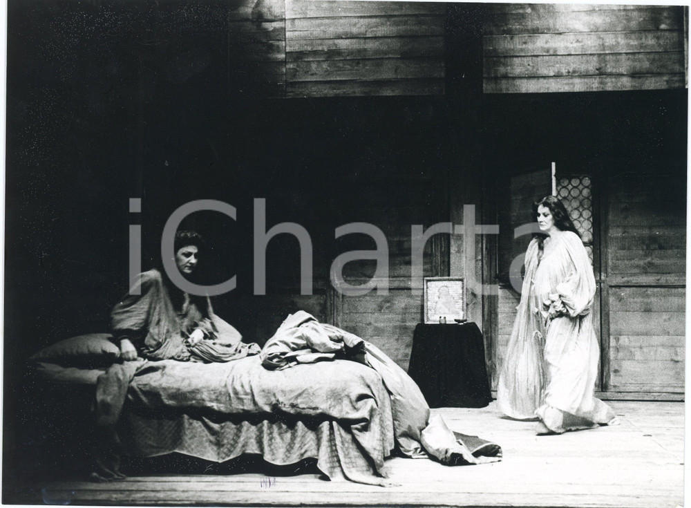 1982 TEATRO BRESCIA Compagnia della Loggetta "La Venexiana" - Alida VALLI  Fotografia originale, con timbro e didascalia al verso.Sono in scena Antonietta Carbonetti e Alida Valli. GOOD/buono  Formato: 24x18 cm originale e autentica 1