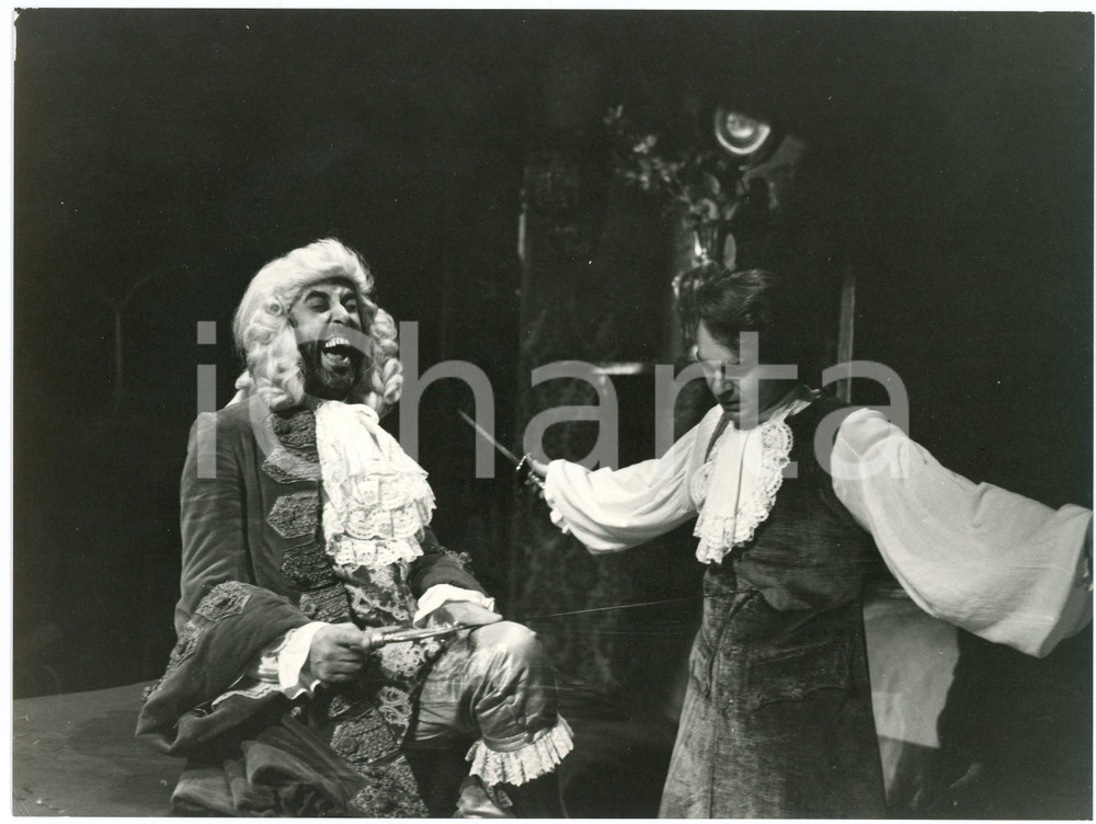 1971 TEATRO "La locandiera" Regia MISSIROLI - Cesare GELLI Carlo MONTAGNA - Foto  Fotografia originale, con didascalia al verso. GOOD/buono minima mancanza marginale di pellicola Formato: 18x24 cm originale e autentica 1