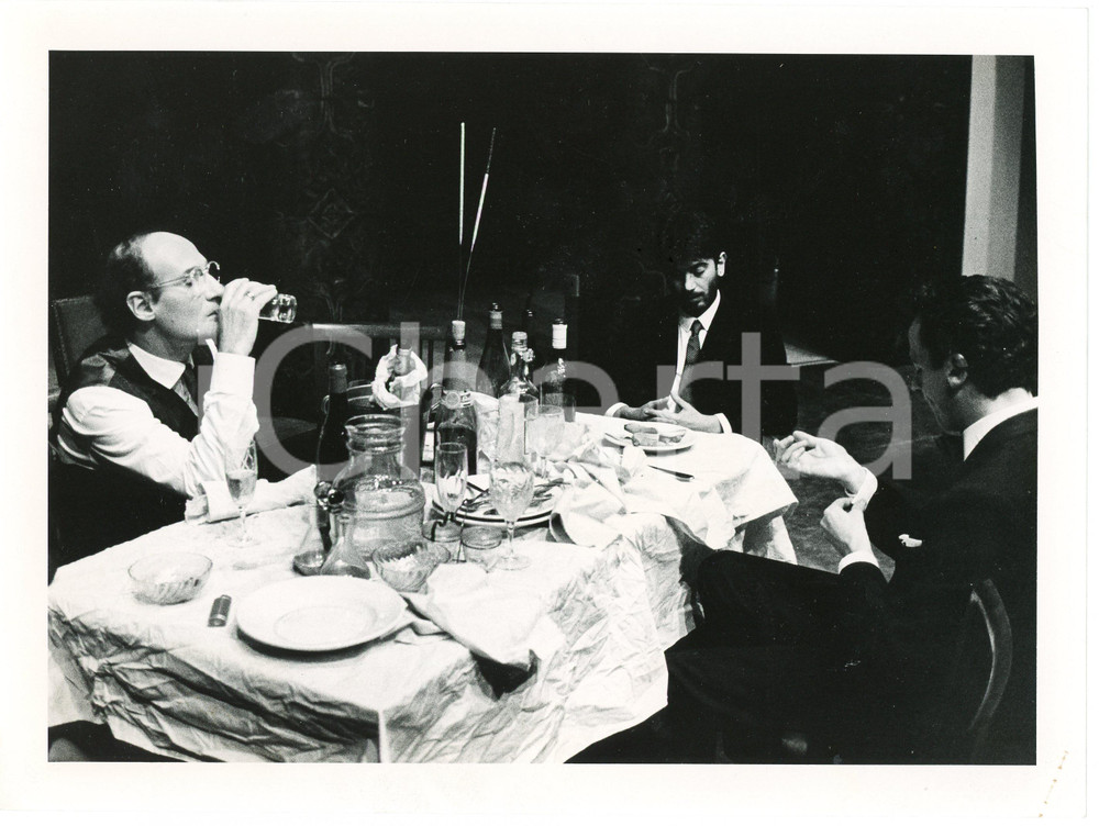 1984 TEATRO DELL'ELFO "Visi noti, sentimenti confusi" Regia DE CAPITANI  Fotografia originale, con didascalia al verso.Sono in scena Luca Toracca e Ferdinando Bruni. GOOD/buono  Formato: 24x18 cm originale e autentica 1
