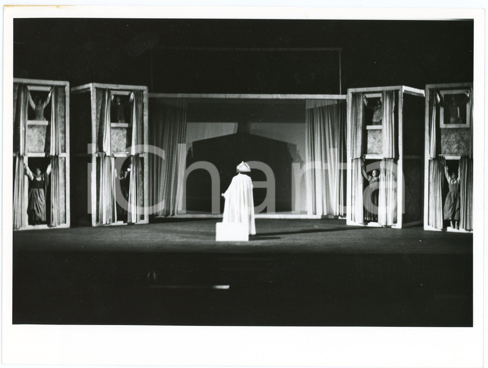 1980 ca TEATRO ITALIA - COMMEDIA - Scena - Foto 24x18 cm  Fotografia d'epoca.FOTOGRAFO: Enzo e Raffaello Bassotto   GOOD/buono  Formato: 24x18 cm originale e autentica 1
