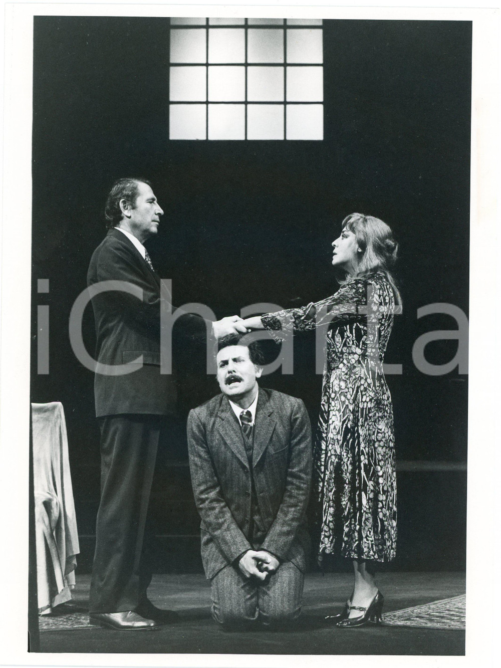 1984 TEATRO Compagnia ARDENZI "Come prima, meglio di prima" Anna PROCLEMER  Fotografia originale, con didascalia al verso.Sono presenti in scena: Mario Erpichini, Pippo Pattavina e Anna Proclemer. GOOD/buono  Formato: 18x24 cm originale e autentica 1