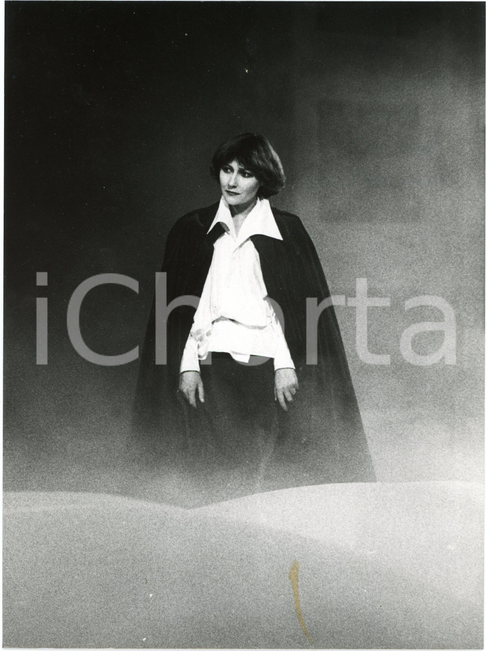 1980 ca ITALIA TEATRO Attrice in scena  - Foto 18x24 cm  Fotografia originale. FAIR/discreto macchia al lato inferiore Formato: 18x24 cm originale e autentica 1