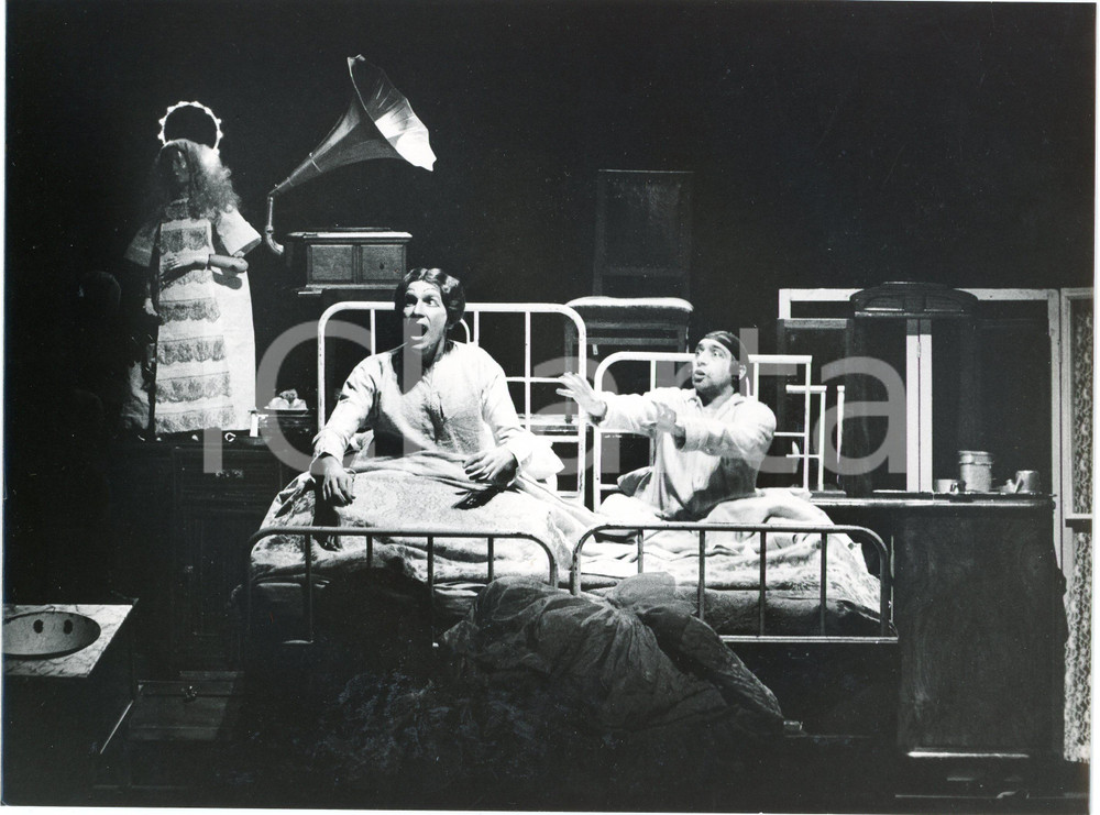 1978 TEATRO - IL GRUPPO DELLA ROCCA "Il suicida" Ruggero DONDI Marcello BARTOLI  Fotografia originale, con didascalia al verso. GOOD/buono  Formato: 24x18 cm originale e autentica 1