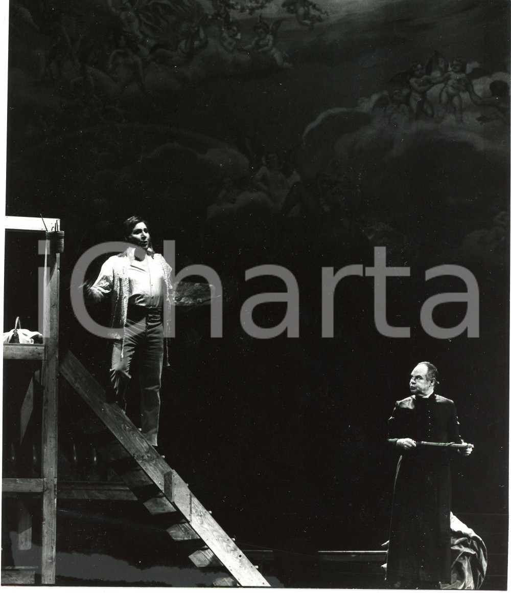 1982 BOLOGNA Teatro Comunale - G. PUCCINI "Tosca" Umberto GRILLI Giorgio TADEO  Fotografia originale, con didascalia al verso. POOR/danneggiato residuo adesivo al verso Formato: 17x20 cm originale e autentica 1