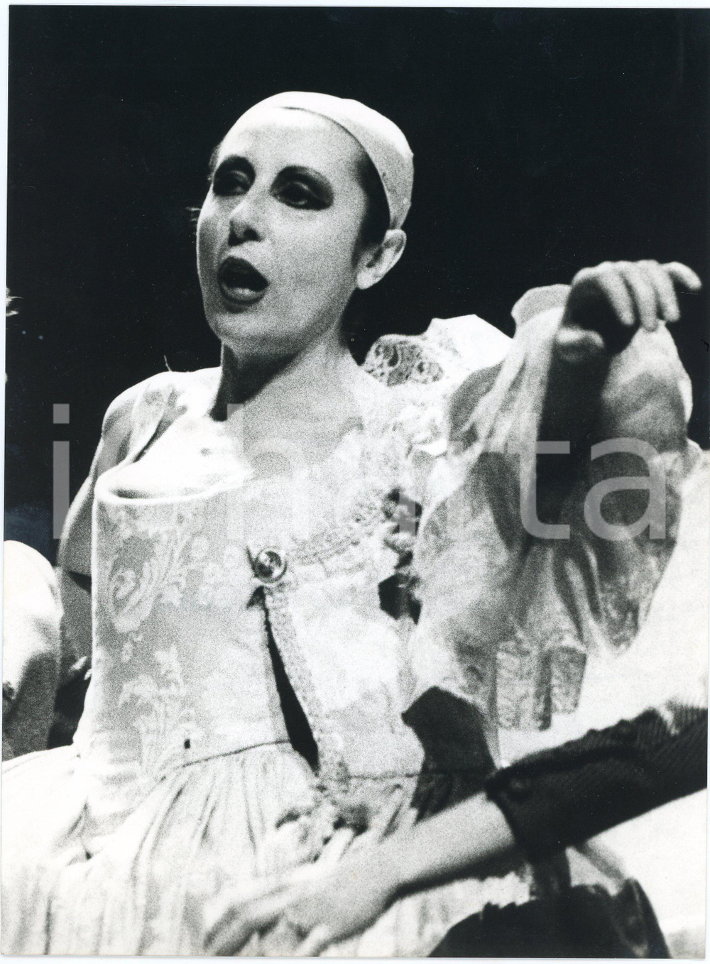 1979 TEATRO STABILE DI BOLZANO Olga GHERARDI in "L'Adulatore" regia ZUCCHI *Foto  Fotografia originale, con didascalia al verso. GOOD/buono  Formato: 18x24 cm originale e autentica 1