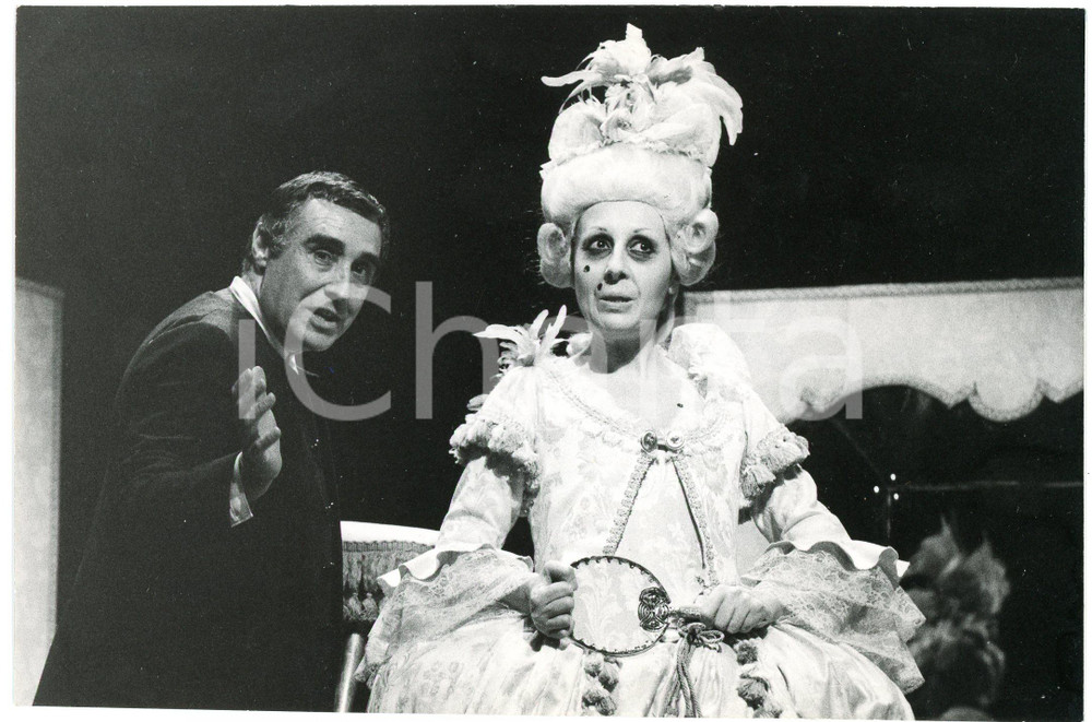 1979 TEATRO STABILE DI BOLZANO "L'Adulatore" Achille MILLO Olga GHERARDI  Fotografia originale, con didascalia al verso. GOOD/buono  Formato: 18x13 cm originale e autentica 1