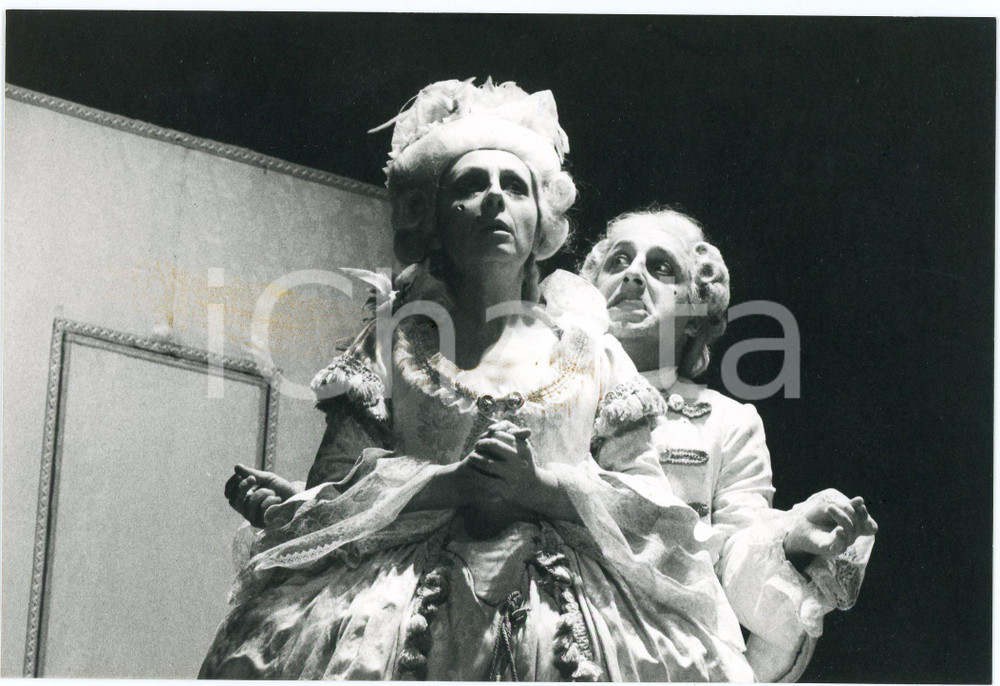 1979 TEATRO STABILE DI BOLZANO "L'Adulatore" Olga GHERARDI Giovanni POGGIALI  Fotografia originale, con didascalia al verso. POOR/danneggiato residui di colla Formato: 18x13 cm originale e autentica 1