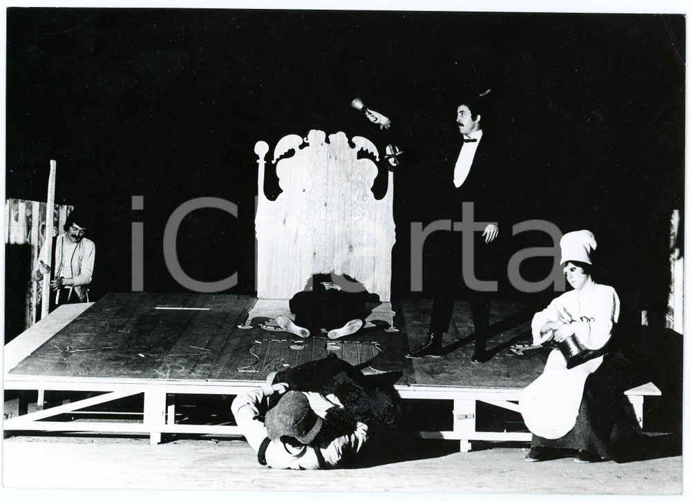 1975 TEATRO PARMA Compagnia del Collettivo "Il re è nudo" - Foto 18x13 cm  Fotografia originale, con didascalia al verso. FAIR/discreto lieve piegatura angolare e al lato superiore Formato: 18x13 cm originale e autentica 1