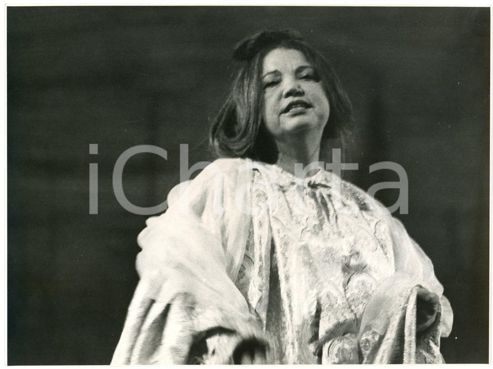 1970 ca TEATRO ITALIA Attrice- Ritratto - Foto di scena 24x18 cm  Fotografia originale. GOOD/buono  Formato: 24x18 cm originale e autentica 1