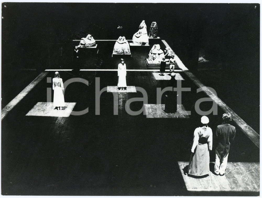 1978 PRATO Teatro Metastasio - "Calderón" Regia Luca RONCONI - Foto Fotografia originale, con didascalia al verso.Sono in scena: Miriam Acevedo, Anita Laurenzi e Gabriella Zamparini GOOD/buono piccoli fori di affissione agli angoli Formato: 24x18 cm originale e autentica 1