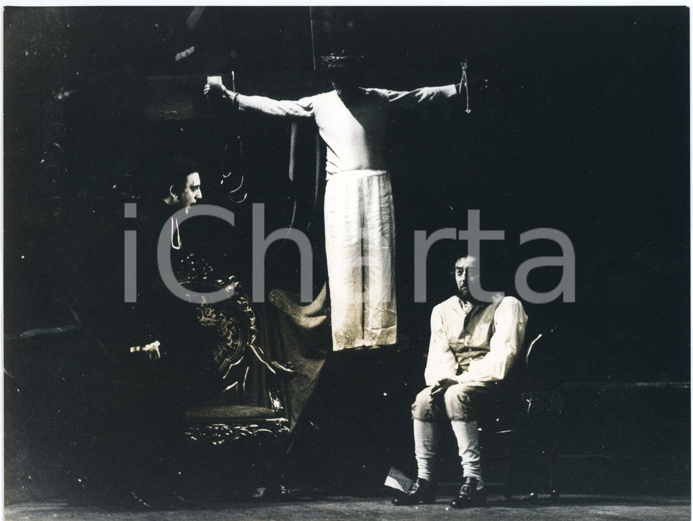 1971 ROMA TEATRO COMPAGNIA DELL'ATTO "Recitazione della controversia liparitana"  Fotografia originale, con timbro e didascalia al verso.Si tratta dello spettacolo tratto dall'opera omonima di Sciascia, per la regia di M. Missiroli.  GOOD/buono piccoli difetti di stampa Formato: 24x18 cm originale e autentica 1