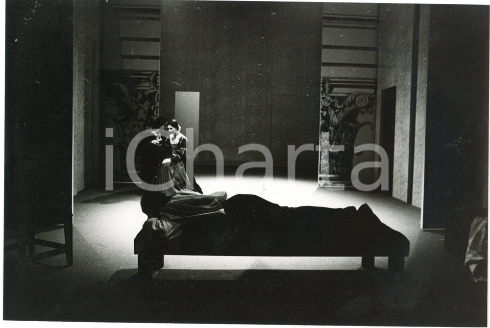 1975 ca TEATRO BRESCIA Compagnia della Loggetta "Torquato Tasso"  Regia C. LIEVI  Fotografia originale, con timbro e didascalia al verso. GOOD/buono minime macchie centrali Formato: 24x18 cm originale e autentica 1