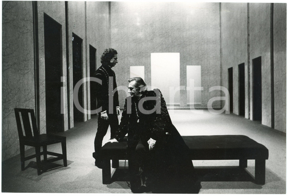 1975 ca TEATRO BRESCIA Compagnia della Loggetta "Torquato Tasso"  Mauro AVOGADRO  Fotografia originale, con timbro e didascalia al verso.Sono in scena Mauro Avogadro e Graziano Giusti. FAIR/discreto residuo di colla al recto Formato: 24x16 cm originale e autentica 1