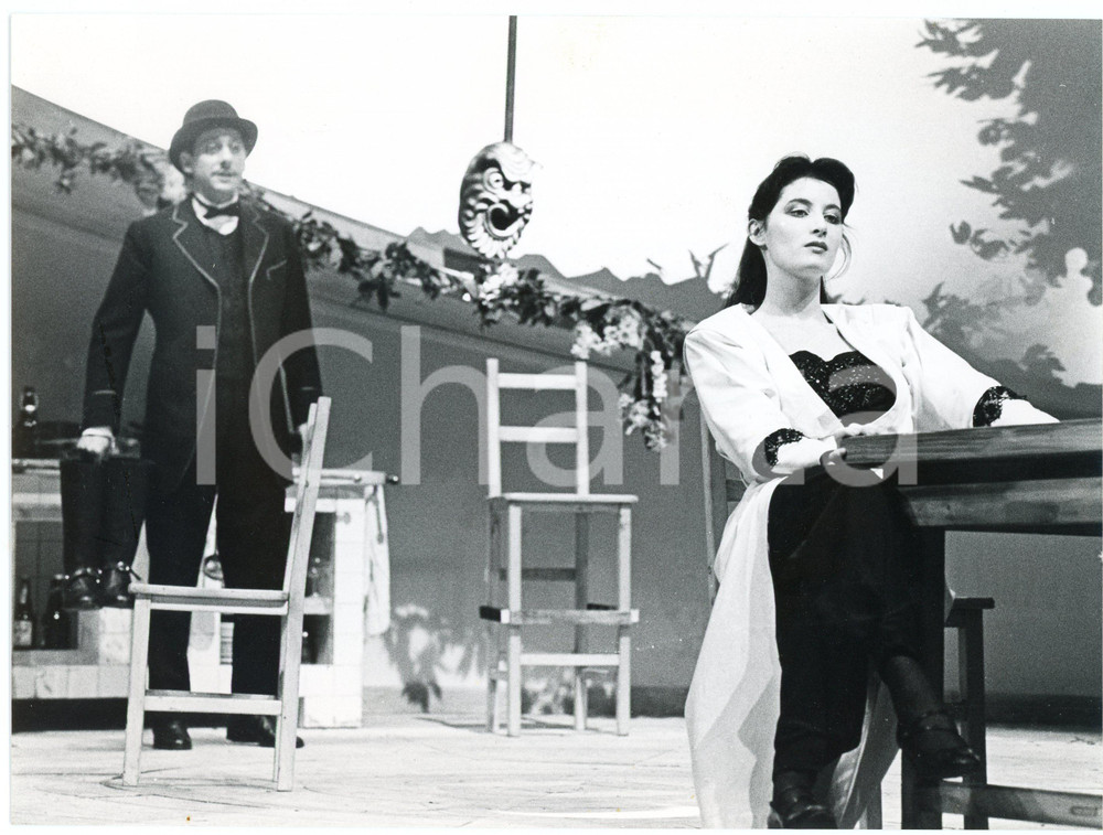 1986 TEATRO "La contessina Julie" Margaret MAZZANTINI Sergio CASTELLITTO (2)  Fotografia originale, con didascalia al verso, che mostra una scena dello spettacolo del Teatro di Genova. GOOD/buono  Formato: 24x18 cm originale e autentica 1