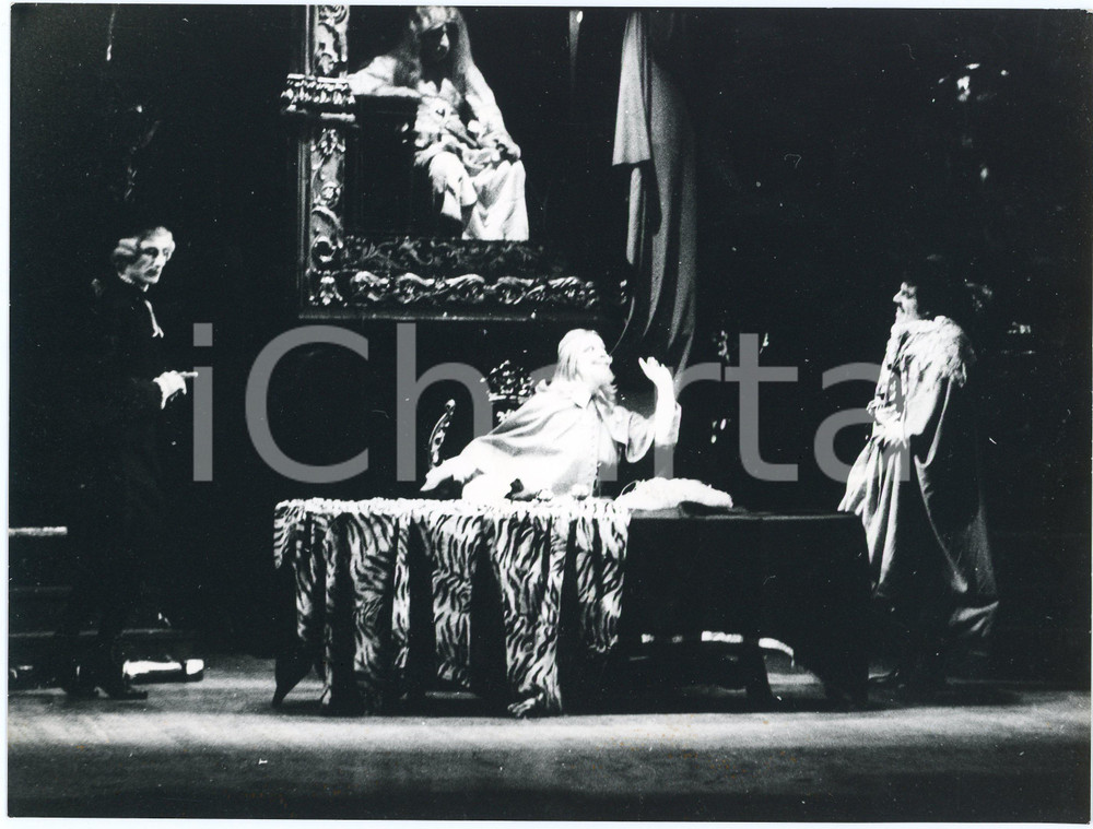 1971 TEATRO COMPAGNIA DELL'ATTO "Recitazione della controversia liparitana" (2)  Fotografia originale, con timbro e didascalia al verso.Si tratta dello spettacolo tratto dall'opera omonima di Sciascia, per la regia di M. Missiroli. In scena: Alberto Sorrentino GOOD/buono piccoli difetti di stampa Formato: 24x18 cm originale e autentica 1