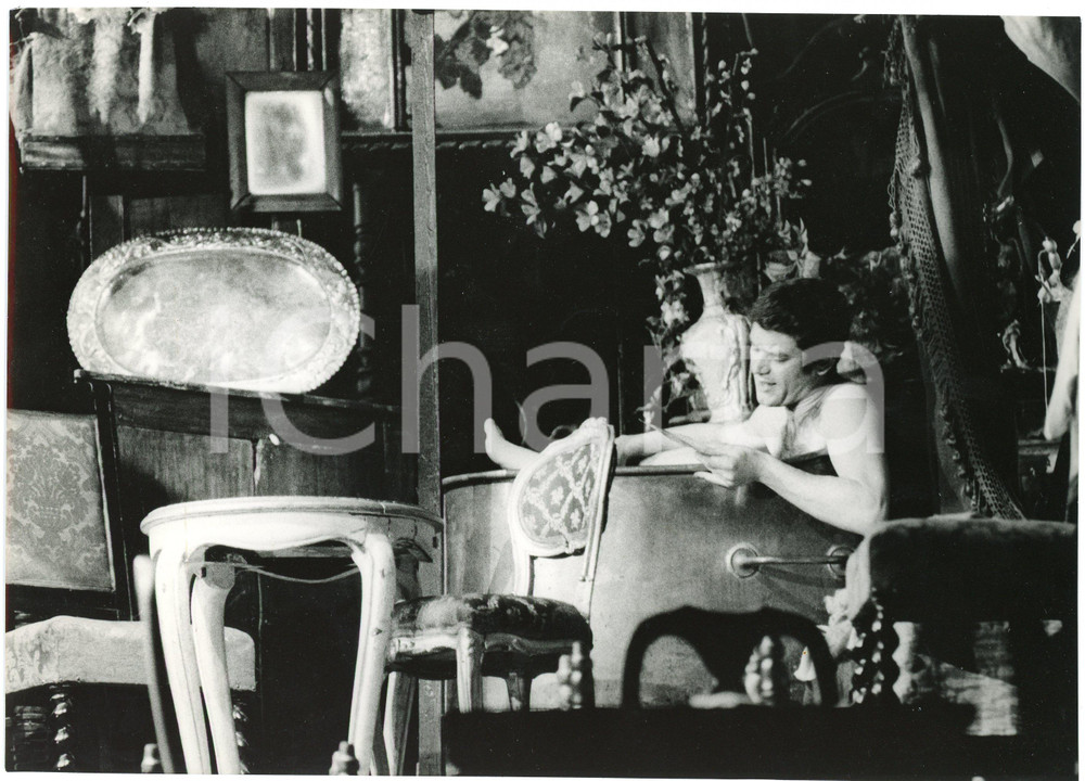 1971 TEATRO "La locandiera" Regia M. MISSIROLI - Carlo MONTAGNA - Foto  Fotografia originale, con didascalia al verso. GOOD/buono  Formato: 24x17 cm originale e autentica 1