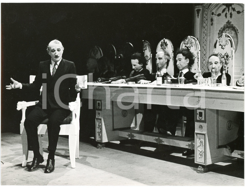 1972 TEATRO INSIEME "A proposito di Liggio" Regia M. MISSIROLI - Foto (1)  Fotografia originale, con didascalia al verso. FAIR/discreto piccola piegatura angolare Formato: 24x18 cm originale e autentica 1
