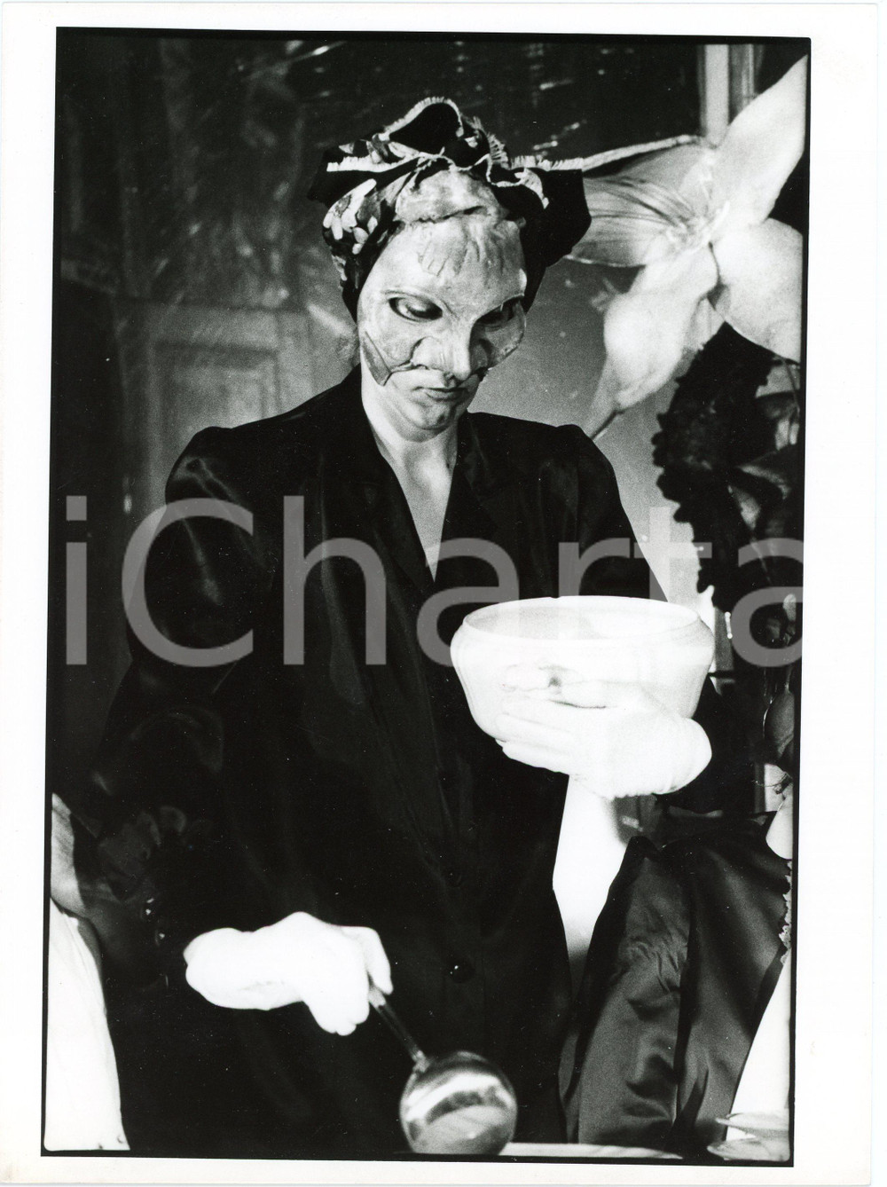 1980 Compagnia GRANTEATRO "L'uomo, la bestia e la virtù" Marina CONFALONE *Foto Fotografia originale, con didascalia al verso. GOOD/buono  Formato: 18x24 cm originale e autentica 1