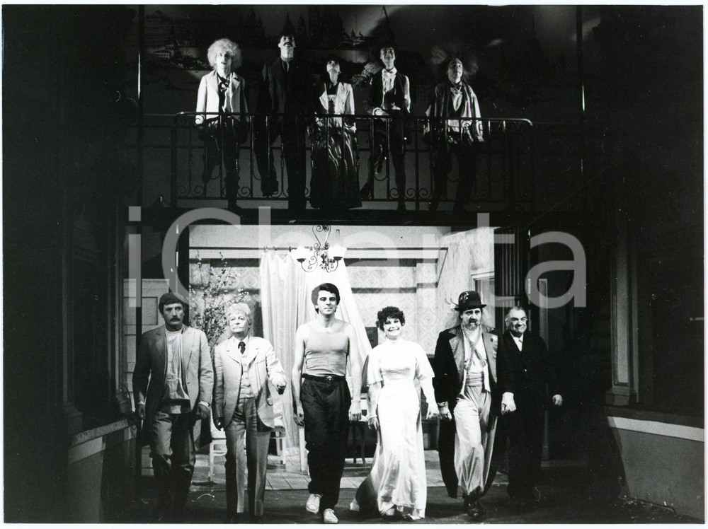 1981 MILANO TEATRO GEROLAMO "Alcune domande di matrimonio" *Foto di scena  Fotografia originale, con didascalia al verso, che mostra lo spettacolo di Vasilij Suksin, regia di Umberto Simonetta. GOOD/buono  Formato: 24x18 cm originale e autentica 1