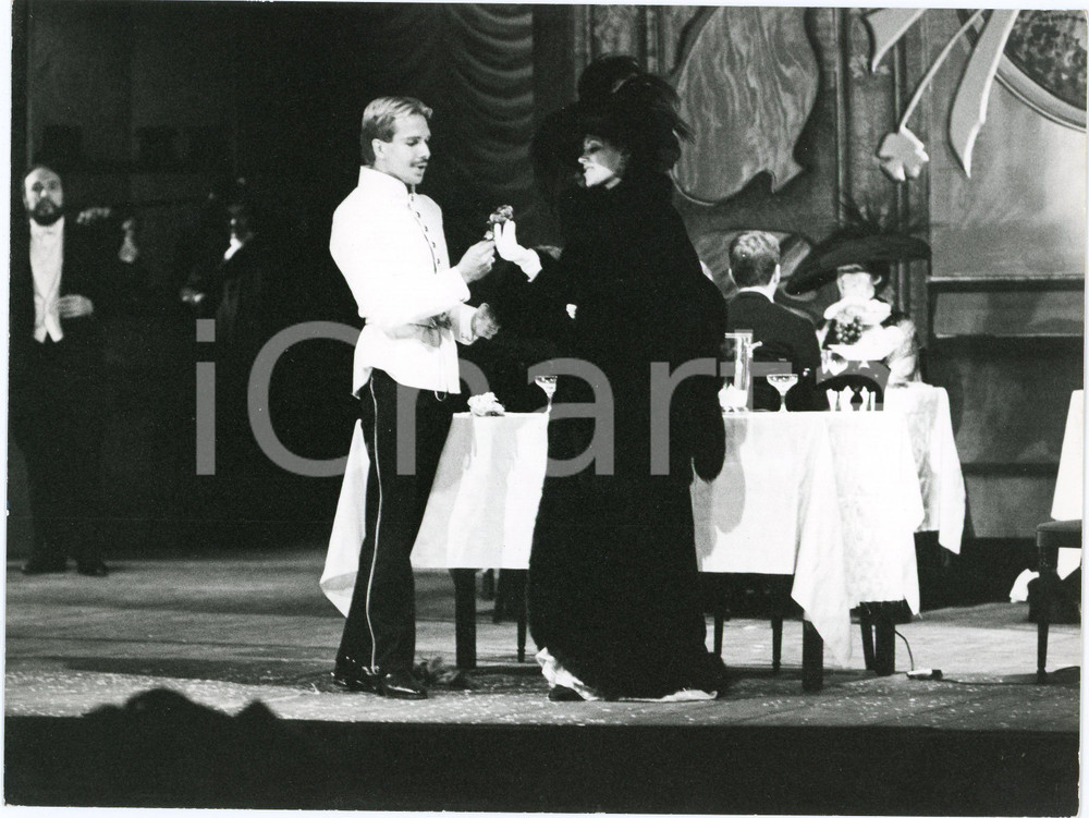 1981 SPOLETO Festival dei Due Mondi - "La vedova allegra" di LEHAR - Foto (1) Fotografia d'epoca, con timbro a al verso.CONDIZIONI: GFORMATO: 24x18 cm  GOOD/buono  Formato: 24x18 cm originale e autentica 1