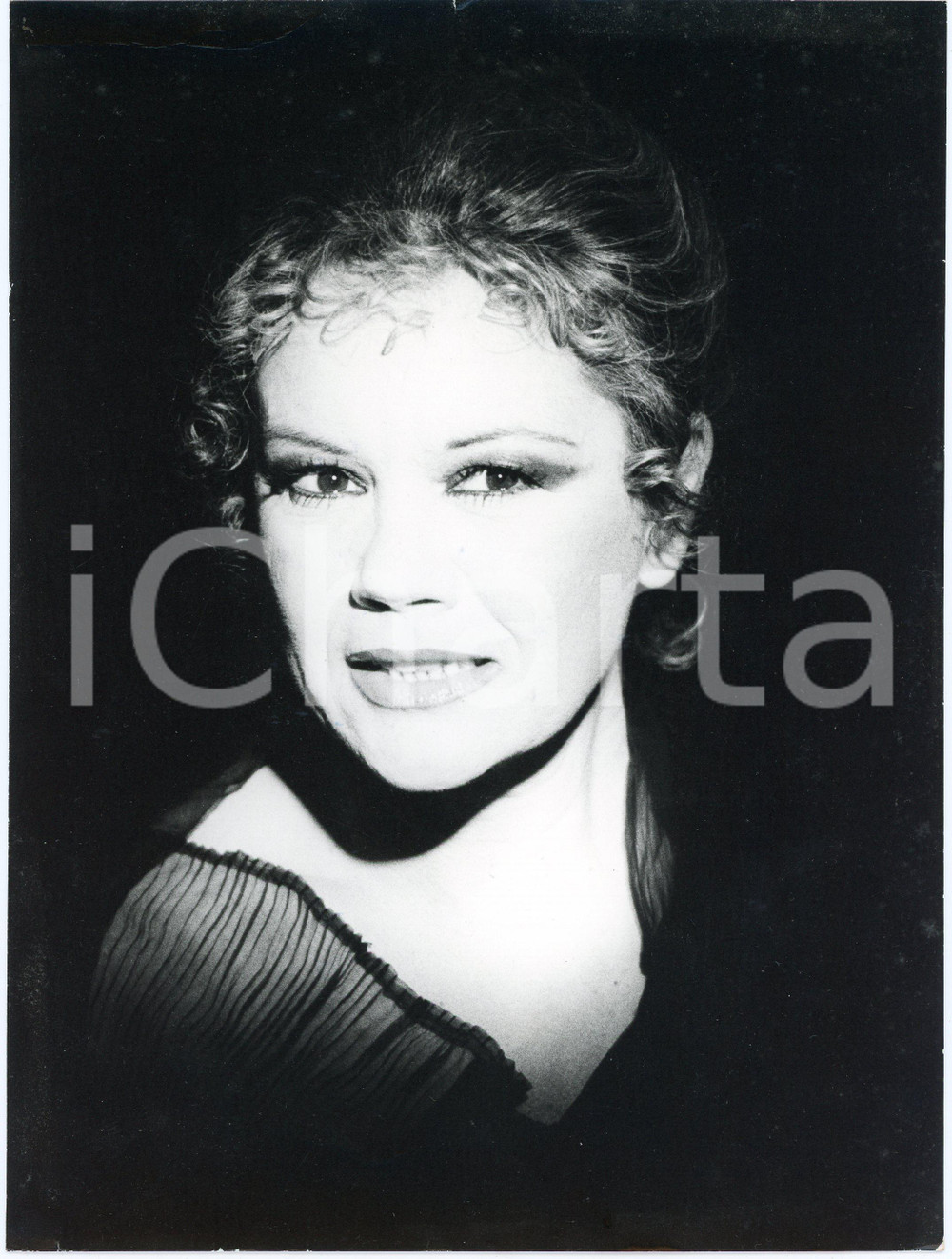 1981 TEATRO Valeria MORICONI in "Hedda Gabler" di Ibsen - Ritratto - Foto 18x24  Fotografia originale, con didascalia al verso. GOOD/buono  Formato: 18x24 cm originale e autentica 1