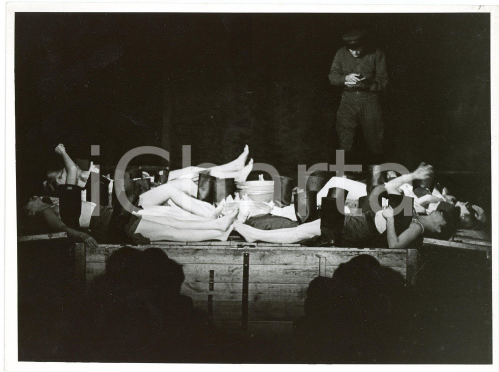 1974 TEATRO ITALIA - Spettacolo - Foto di scena 24x18 cm  Fotografia originale.FOTOGRAFO: Roberto Marchiori - Firenze GOOD/buono  Formato: 24x18 cm originale e autentica 1