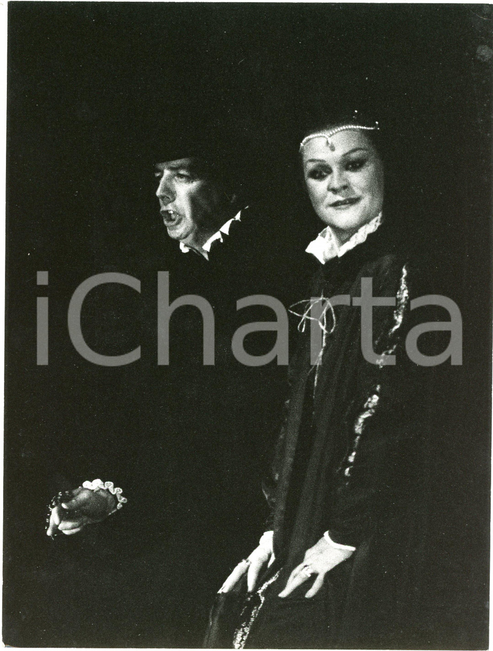 1979 MILANO "Boris Godunov" - John SHIRLEY-QUIRK Lucia VALENTINI TERRANI Fotografia originale, con didascalia al verso. GOOD/buono  Formato: 18x24 cm originale e autentica 1
